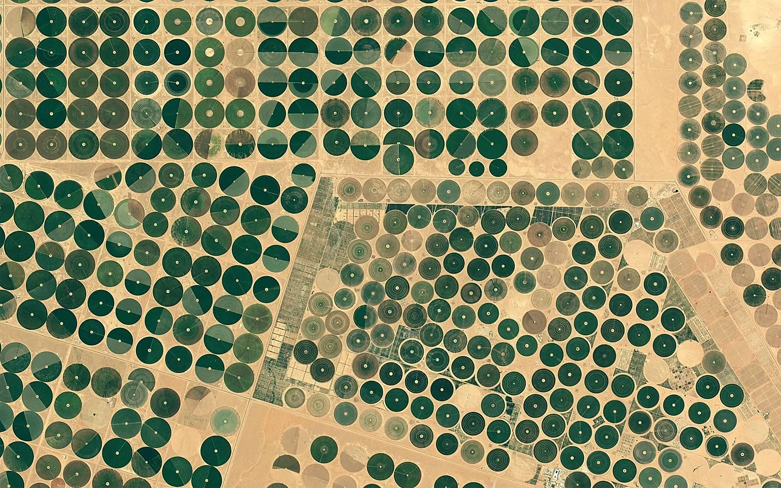 Centre-pivot irrigation with continuous water measurement